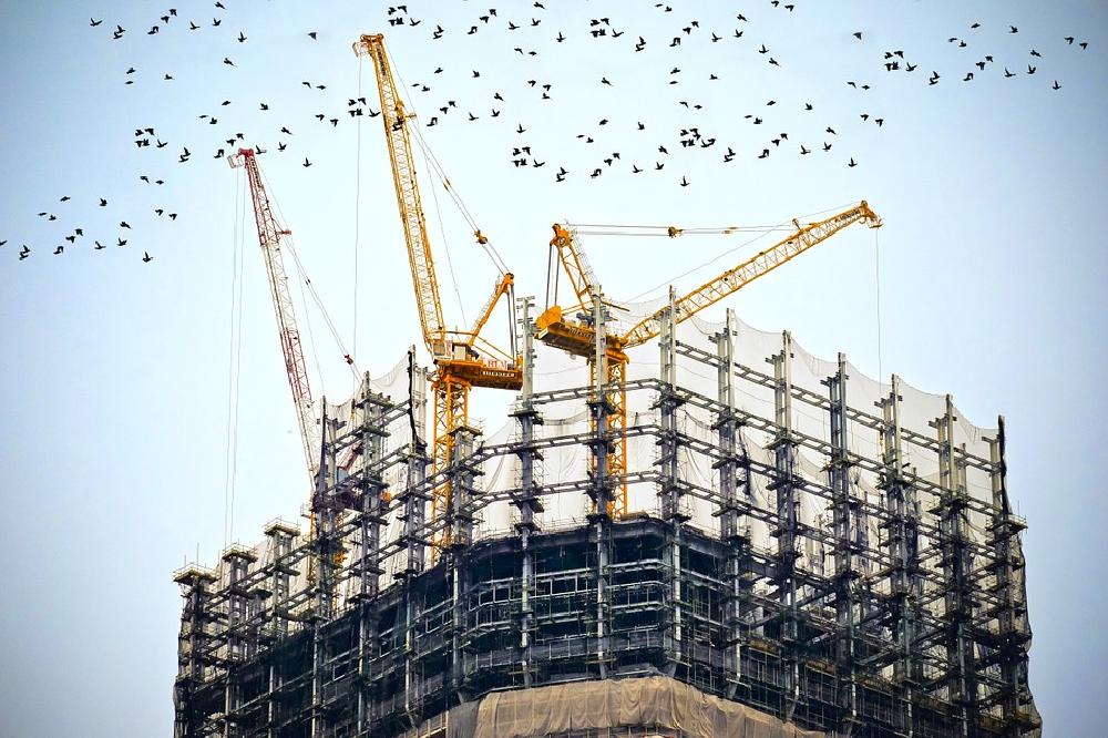 Konstrukcje betonowe czy żelbetonowe – które wybrać?